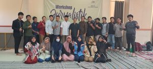 Peserta pelatihan workshop jurnalistik berfoto bersama pemateri dan wanhat setelah penutupan Acara. Minggu (5/2). Foto: Hadi