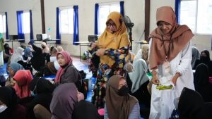 Lisnawati sedang mengajarkan cara membuat kue