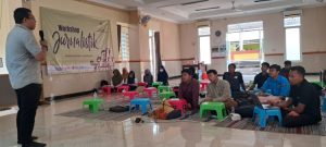 Ketua Departemen KIM DPP LDII Ludhy Cahyana sedang memaparkan materi jurnalistik kepada peserta pelatihan workshop jurnalistik, yang diselenggarakan DPD LDII Tangerang Selatan. Acara tersebut dilaksanakan selama dua, yang dimulai pada Sabtu (4/5). Foto: Hadi