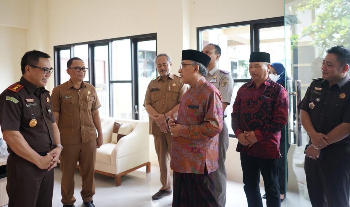 Pengasuh Ponpes Al Ubaidah Berikan Tausiyah Saat Peresmian Gedung PTSP Kejari Nganjuk