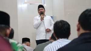 Camat Pondok Aren H. Hendra, S.H., M.Si sedang memberikan sambutan saat acara buka puasa bersama warga LDII PC Pondok Aren. (foto: Dana)