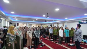 Aprinol Amril, SE, MPd, CHC sedang memaparkan materi Public Speaking