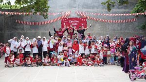 Foto bersama peserta dan panitia lomba