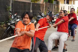 Peserta Dewasa mengikuti lomba tarik tambang