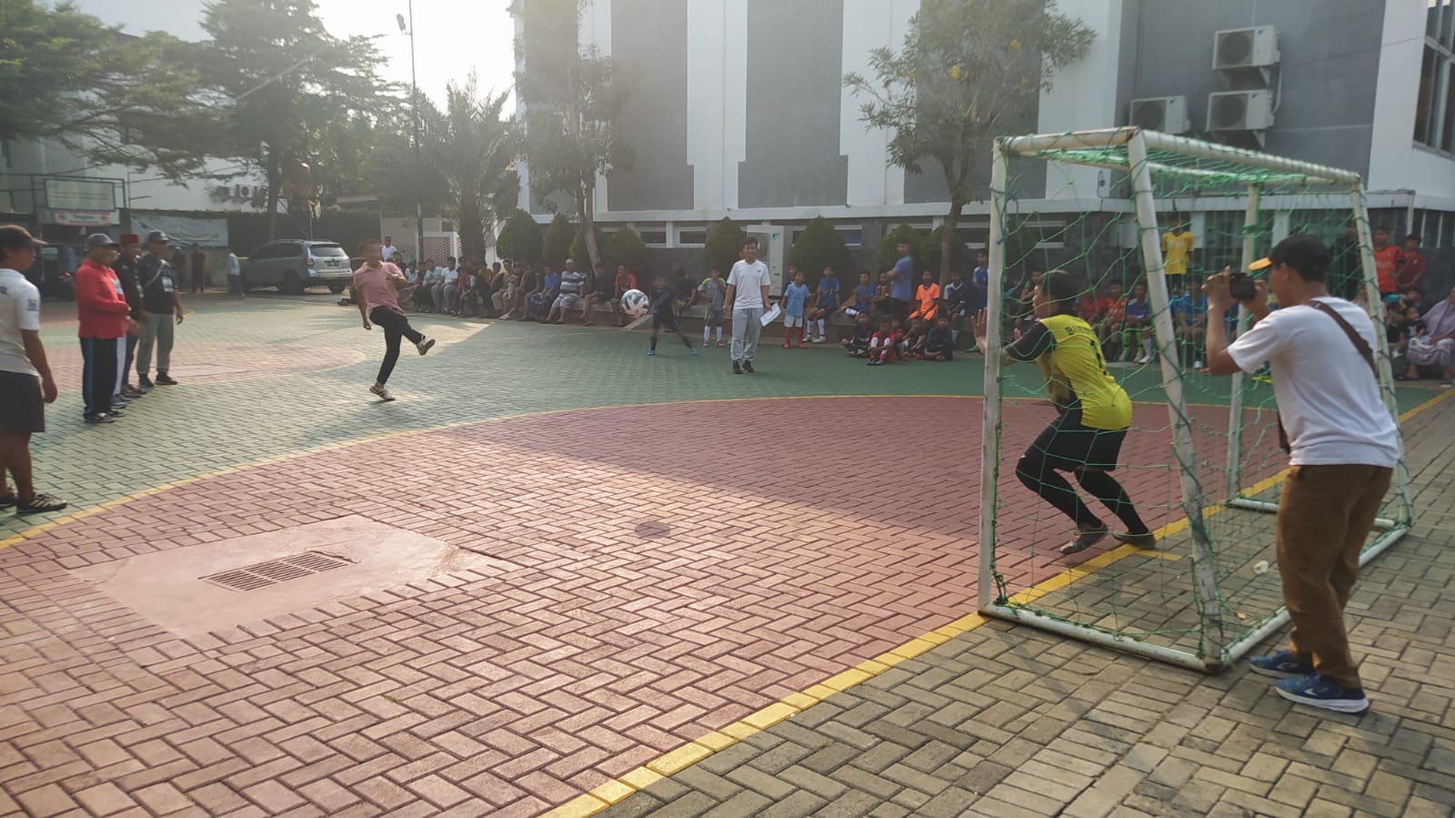 Lurah Jurangmangu Barat Dedi Rosadi, melakukan tendangan kick off