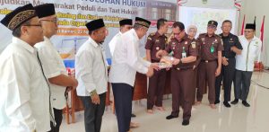 Wanhat DPW LDII Banten KH Ahmad Basyari menyerahkan majalah Nuansa Persada kepada pemateri.