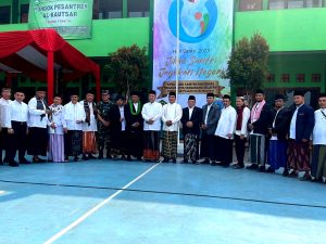 Para tamu undangan yang terdiri dari pimpinan ponpes saat usai upacara peringatan hari santri di ponpes al kautsar, pondok cabe. (foto: Dana)