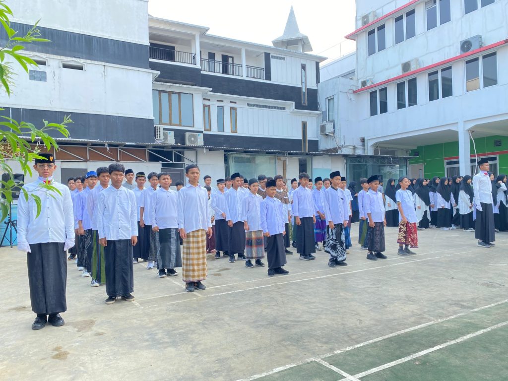Para santri ponpes baitussalam saat mengikuti upacara peringatan hari santri di ponpes baitussala. (foto: Zulfa)