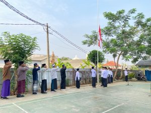 Pengibaran bendera merah putih saat upacara peringatan hari santri. (foto: Zulfa)