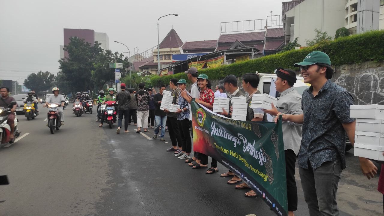 Satukan Hati dengan Berbagi, PC LDII Ciputat Timur Bagikan 500 Box Menu Berbuka