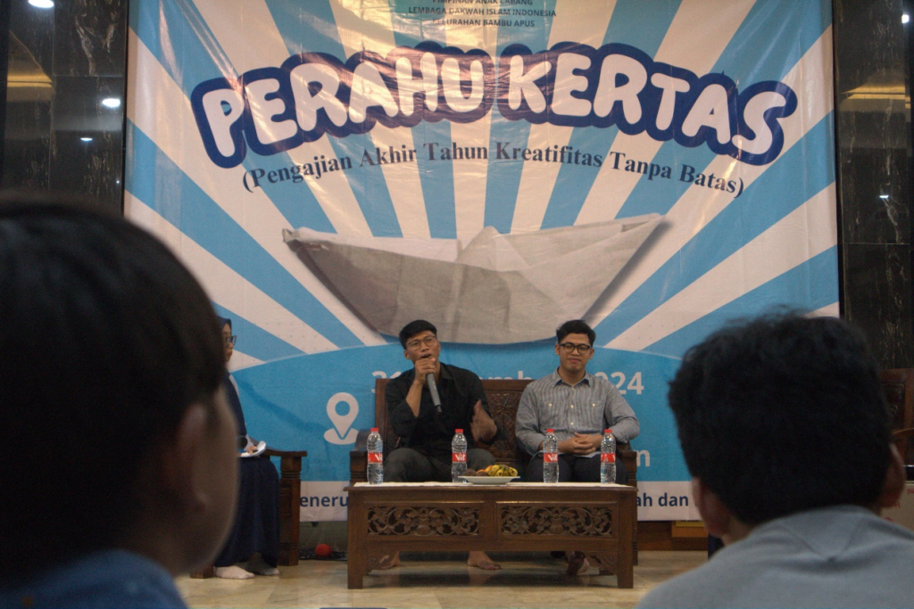 Pemateri Talk Show : Syaiful Mukmin (kiri) menjawab pertanyaan dari peserta, Bagas Khatami (kanan) : Foto oleh lintas