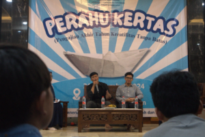 Pemateri Talk Show : Syaiful Mukmin (kiri) menjawab pertanyaan dari peserta, Bagas Khatami (kanan) : Foto oleh lintas