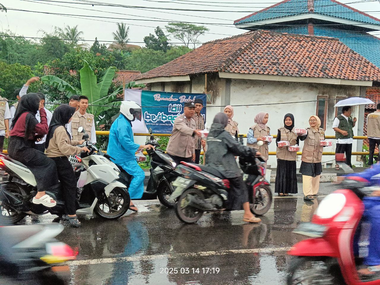 PC LDII Jatiluhur Bagikan Ratusan Takjil Gratis
