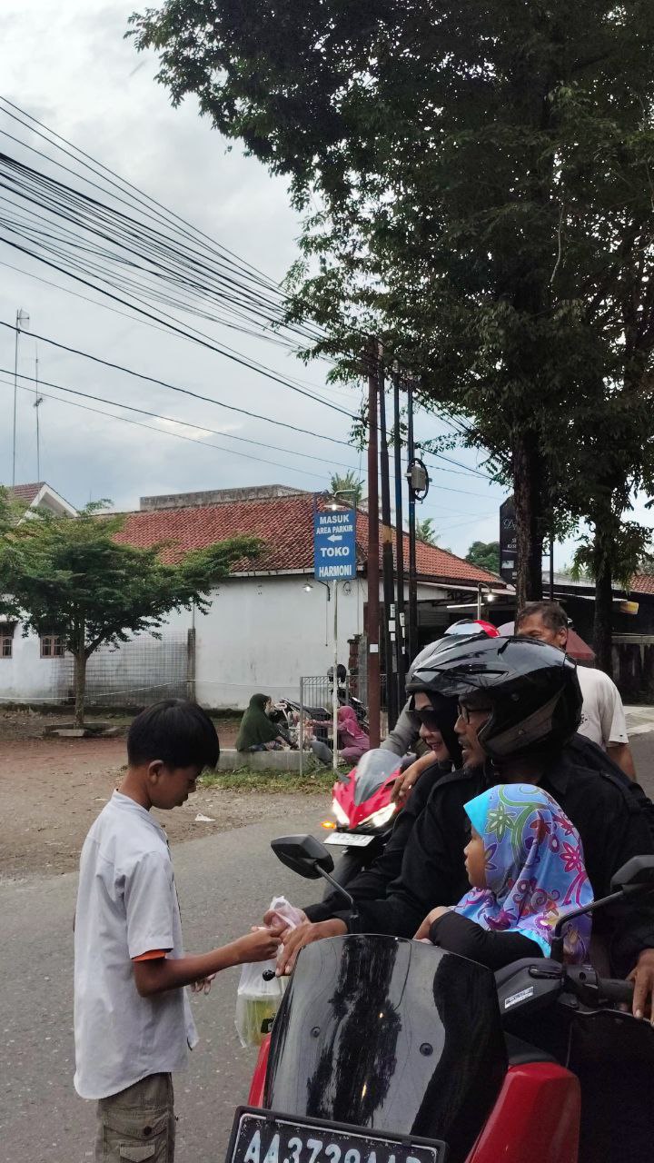 LDII Kutosari Berbagi Takjil, Tanamkan Kepedulian Sejak Dini