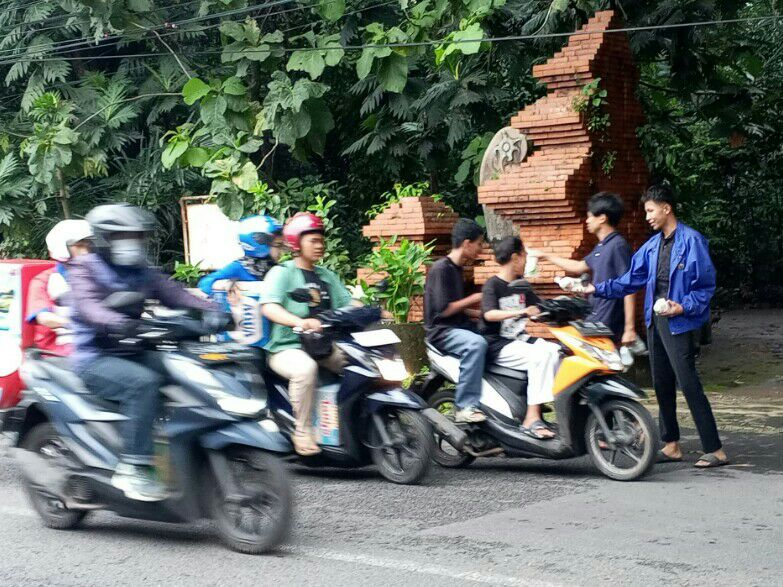 LDII Sumber Cirebon Bagikan Takjil Gratis