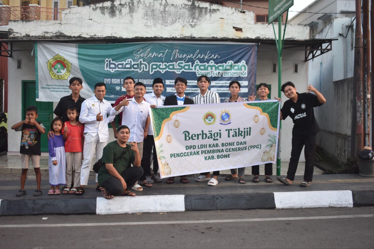 DPD LDII Bone Bagikan Ratusan Takjil Ramadan bagi Pengendara