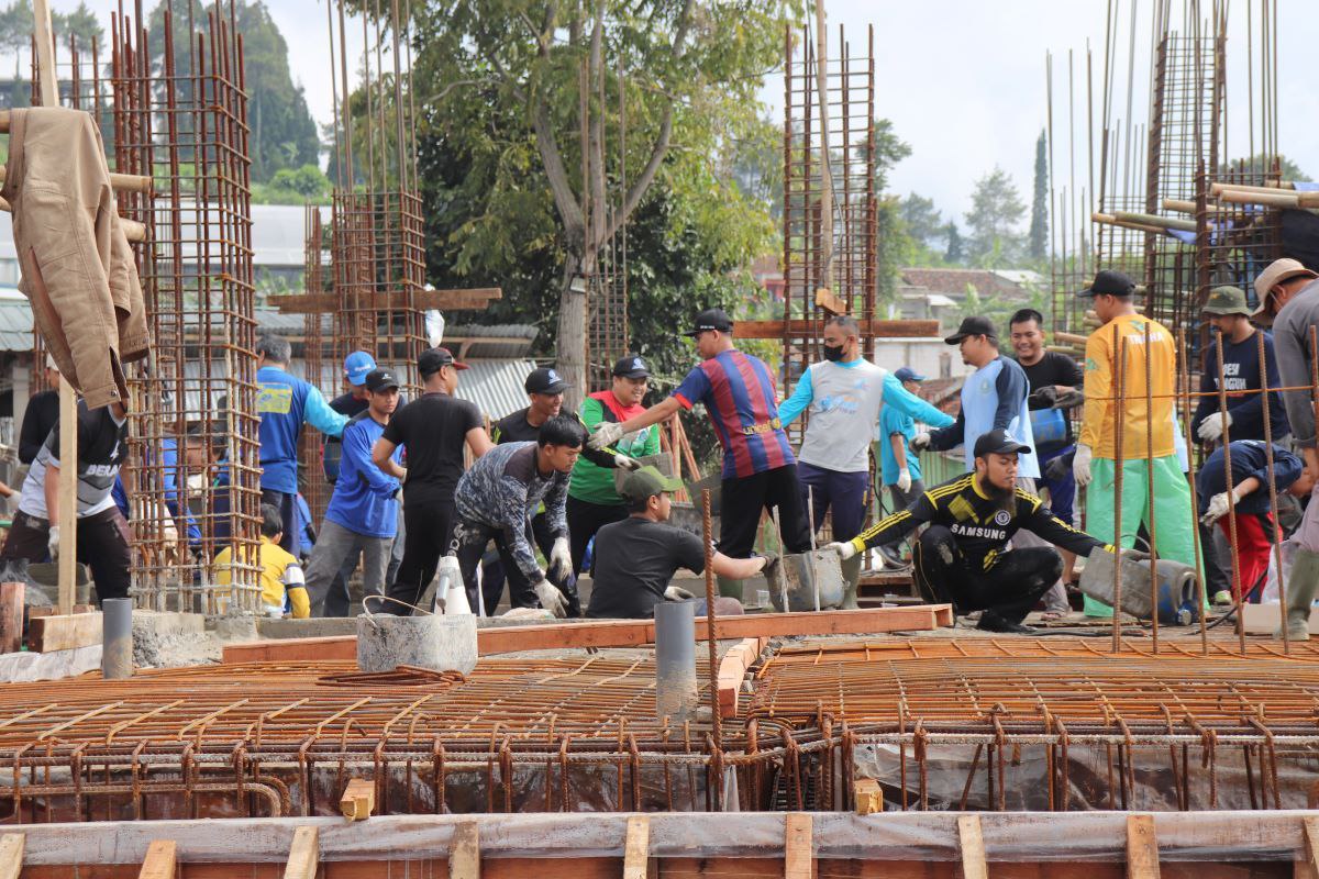 Warga Timika Jaya dan LDII Gotong-royong Bangun Mushalla An Nur Jannah