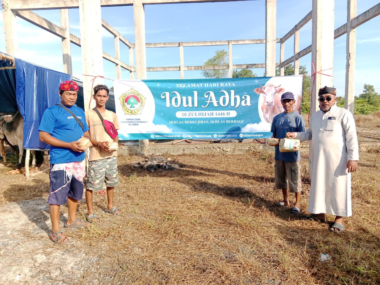 LDII Cerbon Bagikan Daging Kurban Berkonsep Ramah Lingkungan dengan Besek Bambu