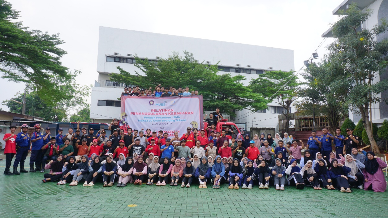 SMA Manba’ul Ulum Boarding School Gelar Pelatihan Pemadaman Kebakaran