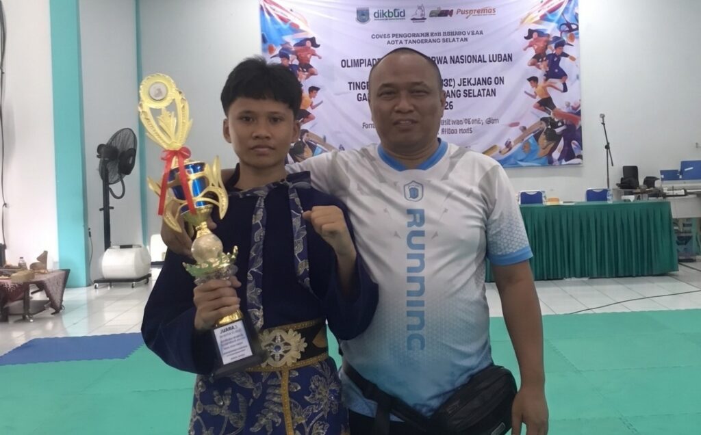 Farhan Juara O2SN Tangsel bersama Coach Muhammad Rismanto. (FOTO: LINTAS)