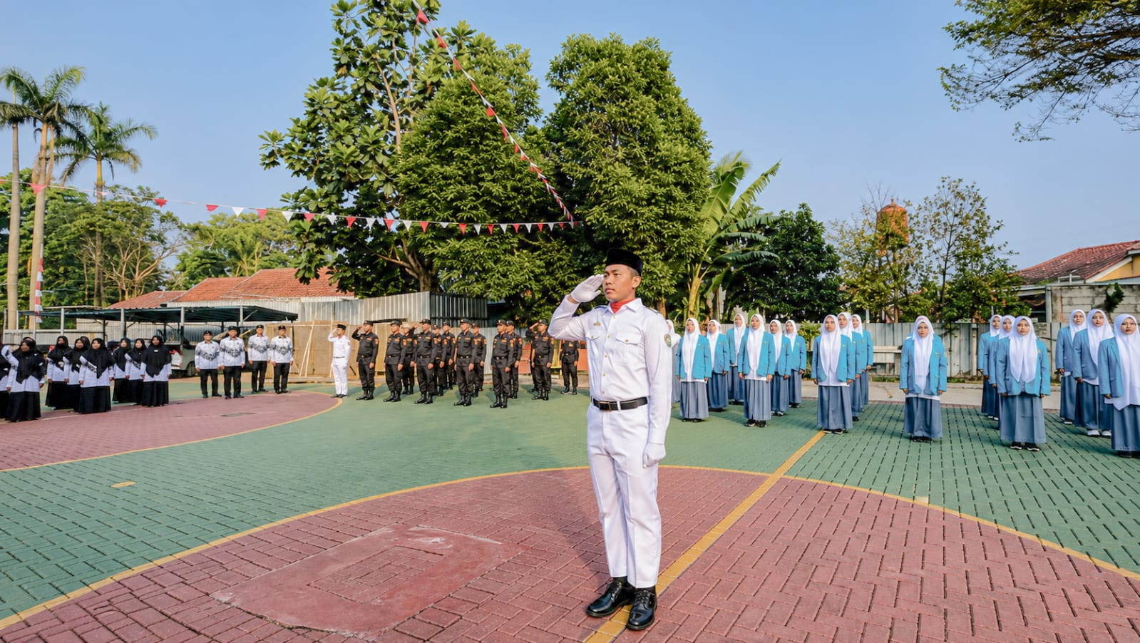 PC LDII Pondok Aren bersama Yayasan Manba’ul ‘Ulum Gelar Upacara HUT RI ke-81
